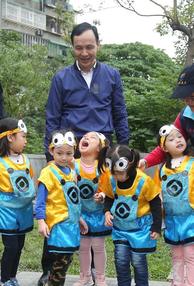 出席活動的新北市長朱立倫與里民及小朋友們搓湯園同樂，他並強調，市府持續努力將被占用的公用土地還給全民，並打造屬於新北市老少咸宜的休憩場所。&nbsp;&nbsp;&nbsp;圖：新北市政府提供