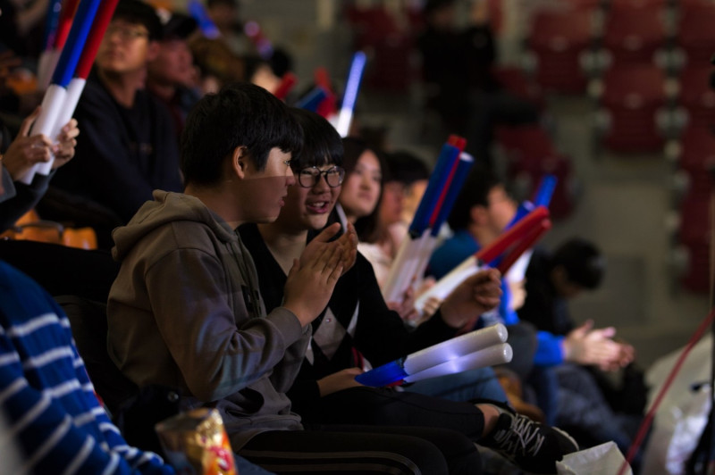 現場仍有不少韓國當地玩家前來為 SMG 以及 GAMETV 熱情加油。   圖：Garena/提供