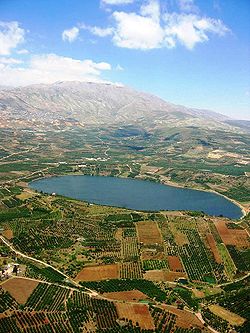 1967年第三次中東戰爭期間，戈蘭高地被以色列占領至今，聯合國在邊界設置了緩衝區。圖為戈蘭高地上的黑門山與拉姆湖。   圖：翻攝維基網站