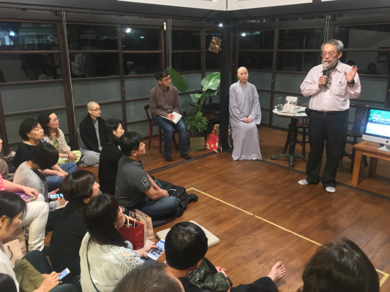單德興（右）在簽書會時發表他對生死的看法。   圖：單德興提供