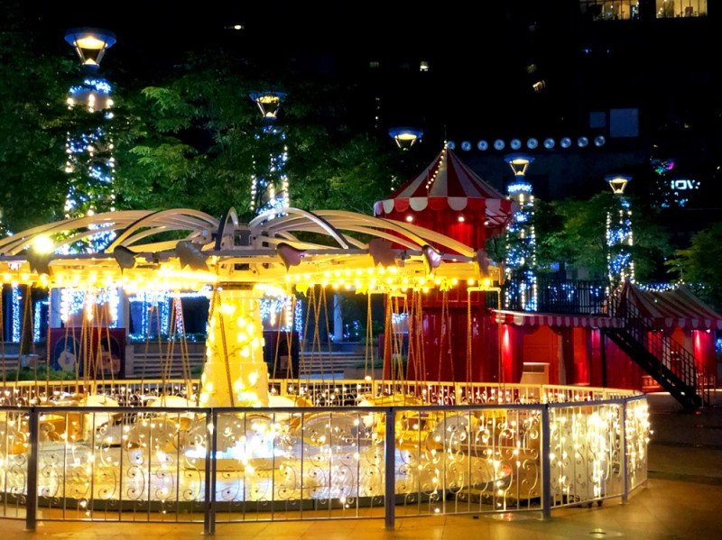 市民廣場點燈後，「雪白飛天椅」有股夢幻童趣的氛圍。   圖：新北市觀旅局提供