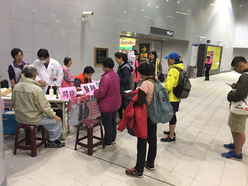 民眾排隊等待施打流感疫苗。   圖：台北市衛生局 / 提供