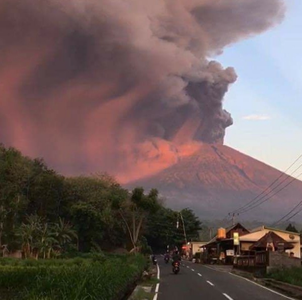 印尼度假勝地峇里島的阿貢火山今(15)日上午再度噴發。   圖：翻攝印尼國家災害應變總署 IG 