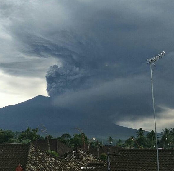 火山爆發後產生巨大的火山灰佈滿整個天空，相當驚人。   圖：翻攝印尼國家災害應變總署 IG 