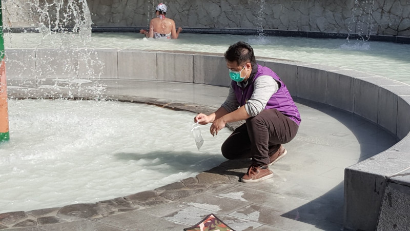 台北市衛生局抽檢溫泉水質，截至10月底，共抽驗297家次、溫泉水質抽驗合計共464件，其中初檢不合格有29件，不合格率為6.2％。   圖：台北市衛生局 / 提供
