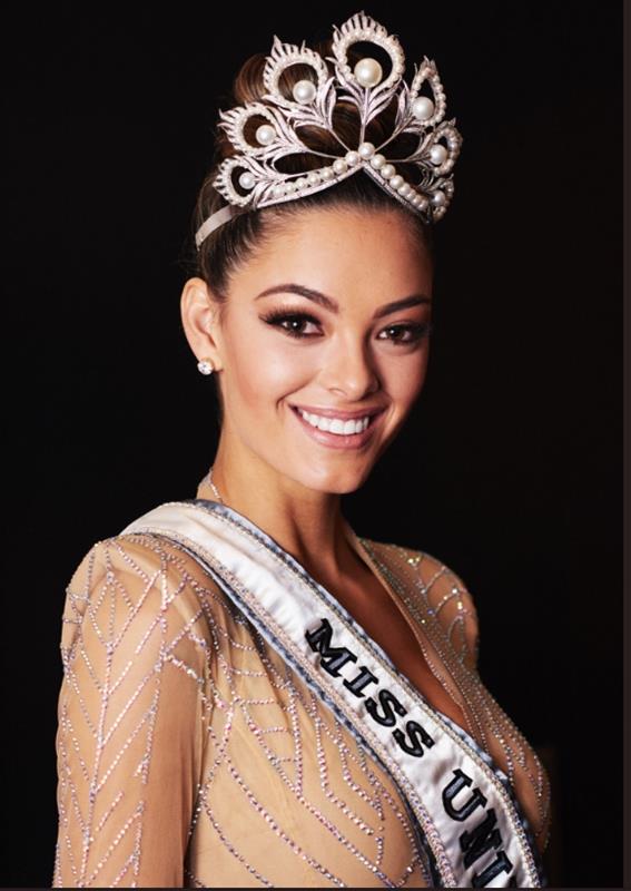 南非小姐內爾-皮特斯（Demi-Leigh Nel-Peters）今天在拉斯維加斯舉辦的環球小姐選美中勇奪后冠，22歲的她平常從事女性防身術訓練。   圖 : 取自環球小姐推特twitter.com