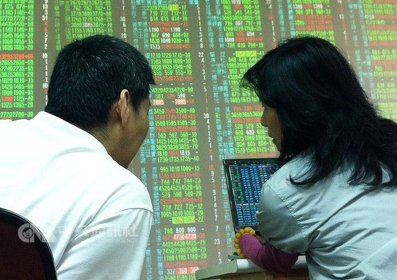 台北股市27日收盤下跌103.16點，為10750.93點。   圖 : 中央社
