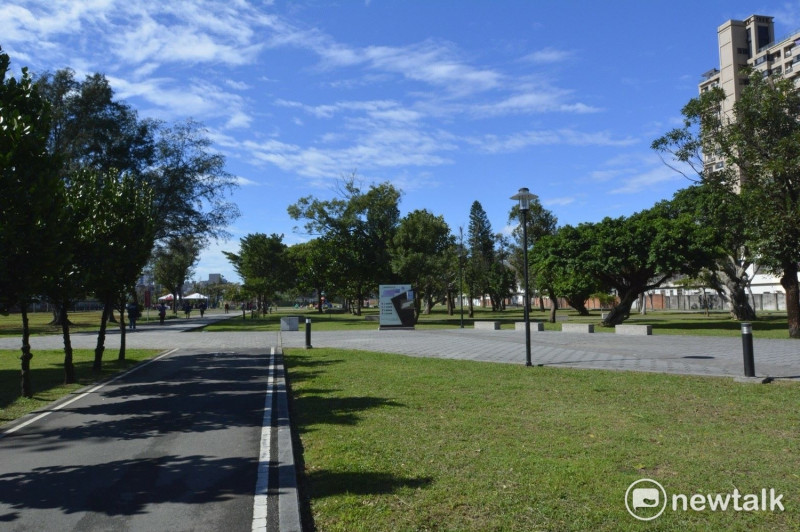 佔地3.5公頃的桃園市八德區的楓樹腳公園排水工程及籃球場透水鋪設,已於11月25日完工。桃園市長鄭文燦今(27)日視察並指示,請區公所就籃球場遷移地點及面積是否適當進行整體評估,以符合市民使用需求,讓楓樹腳公園更好用,同時也維護周邊社區安寧。 圖:桃園市政提供