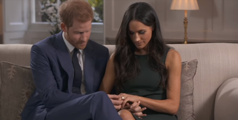 英國哈利王子（左）與未婚妻馬克爾在肯辛頓宮接受訪問，透露自已設計婚戒，有2顆鑽石是母親黛安娜王妃的遺物。   圖：翻攝 The Royal Family影片