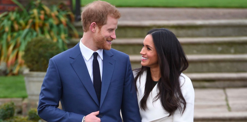 英國肯辛頓宮宣布哈利王子（左）與未婚妻馬克爾的婚訊後，2人大方接受訪問，哈利表示對馬克爾是「一見鍾情」。   圖：翻攝Kensington Palace推特