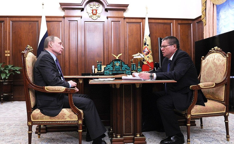 俄羅斯前經濟部長伍留卡耶夫（右）2016年1月與該國總統普亭討論國內經濟，11月就因涉嫌收賄遭到普亭閃電免職。   圖：翻攝俄羅斯總統府官網