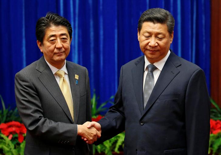 日本首相安倍晉三（左）一心想與中國修復關係，計畫與中國國家主席習近平相互訪問會談。      圖：達志影像/路透社資料照片