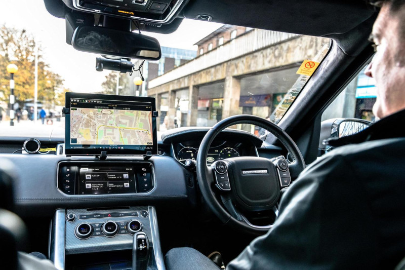 透過車輛交流，自駕車可以清楚辨認路況並即時做出反應。   圖：由Jaguar Land Rover提供