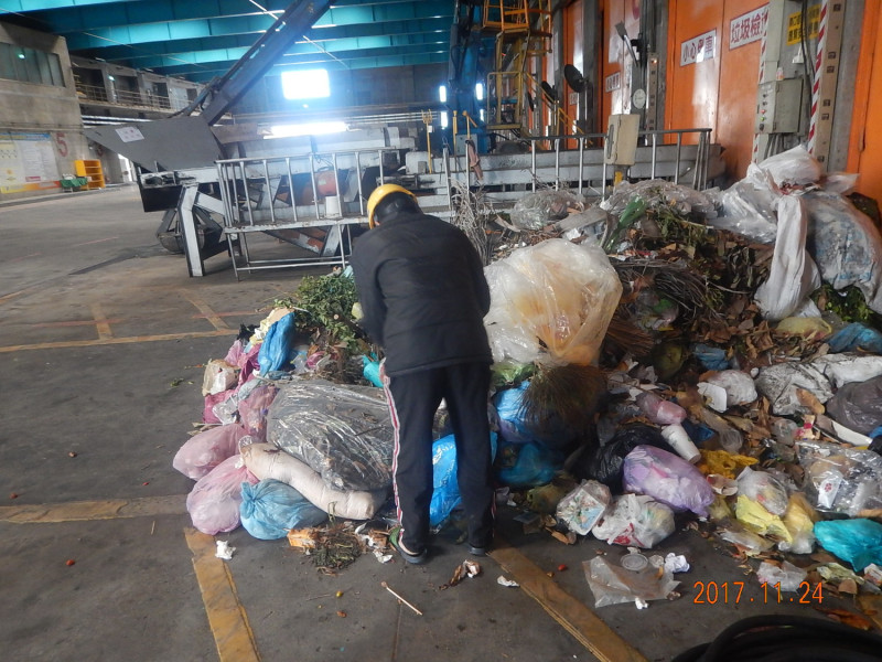 民眾在垃圾堆裡尋找被丟棄現金   圖 : 嘉義縣環保局/提供