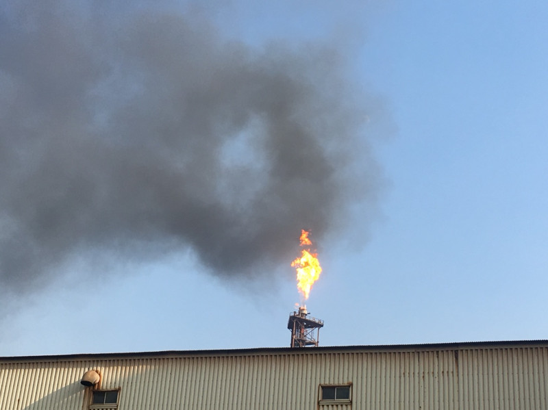 中油廢氣燃燒塔排放黑煙。   圖：高雄市環保局/提供