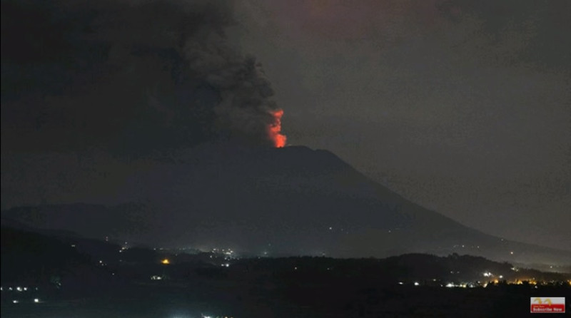 印尼峇里島阿貢火山在當地時間今（28）日晚間8時35分左右再度噴發。   圖：翻攝WE NEWS