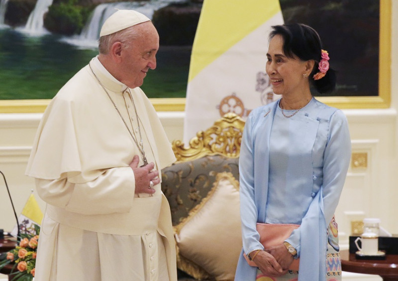 教宗方濟各28日與緬甸實際領導人翁山蘇姬同台致辭時，兩人都隻字不提羅興亞人。   圖：達志影像/美聯社