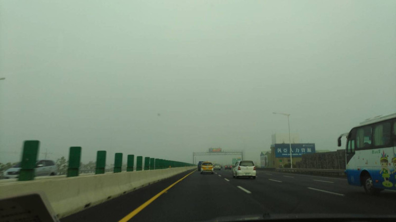 早上八點多高速公路往桃園機場路上，霧濛濛，能見度低。   圖：讀者/提供