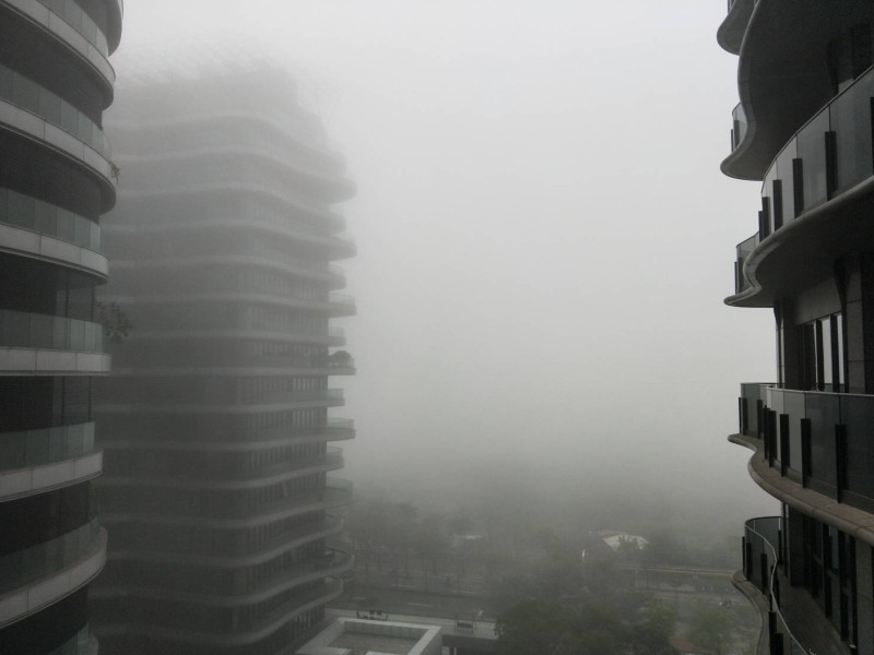 早上08:30的淡水同樣也受到濃霧影響，能見度不到500公尺。   圖：讀者/提供