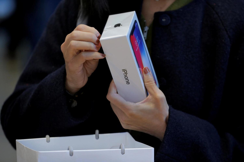 HOP協會主席Vaetitia Vasseur指出，而蘋果調慢舊款iPhone速度的行為，很明顯在誘騙消費者購買最新的iPhone。   圖：路透社