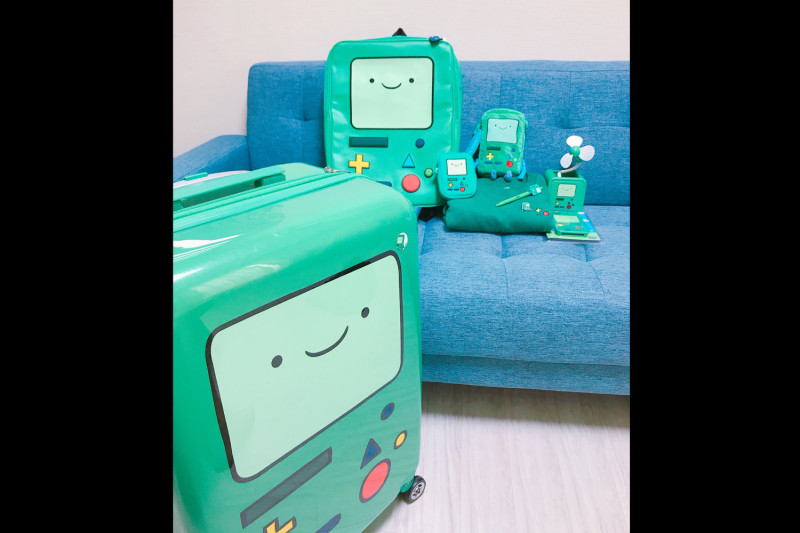 Saebyeolbe行李箱、包包、風扇、卡夾、筆、甚至衣服，清一色都是嗶莫樣式。   圖：翻攝自Saebyeolbe推特