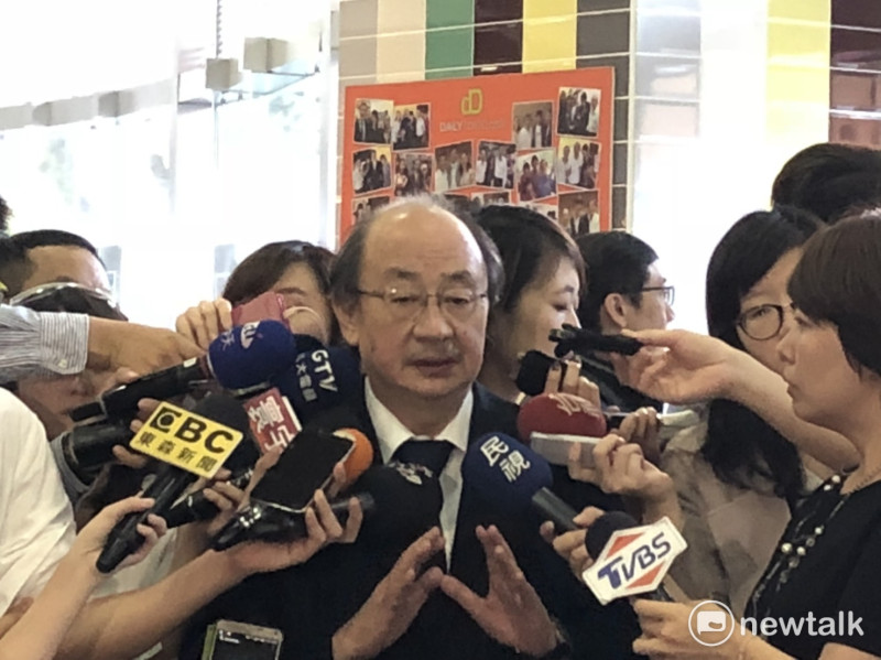 立法院民進黨團總召柯建銘的母親上午辭世，但老柯在賴清德主持的餐敘中仍表示，「雖然我母親過世，但是下周我還是會來，與大家一起作戰！下周真的要拜託大家了！」   圖：陳奕/攝