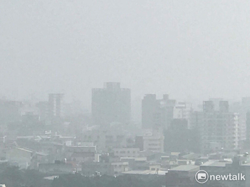 嚴重空汙擾民，台中市環保局今早也通知台電台中電廠降載。   圖：張美惠/攝影