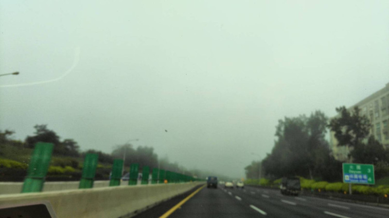 早上八點多高速公路往機場路上，霧濛濛，能見度低。   圖：陳奕/攝影