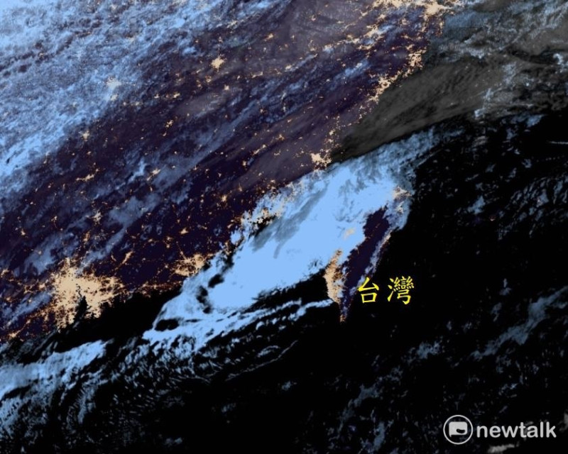 氣象局主任鄭明典29日晚間22:30也在臉書貼文指出，海峽霧區還在，他以圖示說明，螢光藍是液態水為主的雲區，這片雲的雲頂溫度很接近海表面溫度，所以很可能是。影像來源：RAMMB/Himawari-8 Imagery   圖：翻攝自鄭明典臉書