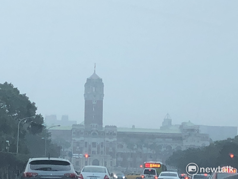 29日下午4點半左右，台北市也陷入紅色警戒。總統府前也是霧茫茫、灰濛濛一片。空氣品質急降。   圖：陳奕/攝