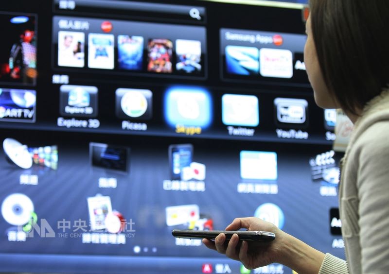 OTT崛起，業者擔憂台灣有線電視剪線潮將來臨，NCC鼓勵業者試推分組付費，頻道商恐上演「搶頻大戰」。圖為民眾使用數位電視。   圖：中央社資料照片
