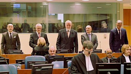 波士尼亞前克羅埃西亞裔軍事領袖普拉雅克（中）29日出席國際法庭，聆聽判決。   圖：翻攝ICTY官網