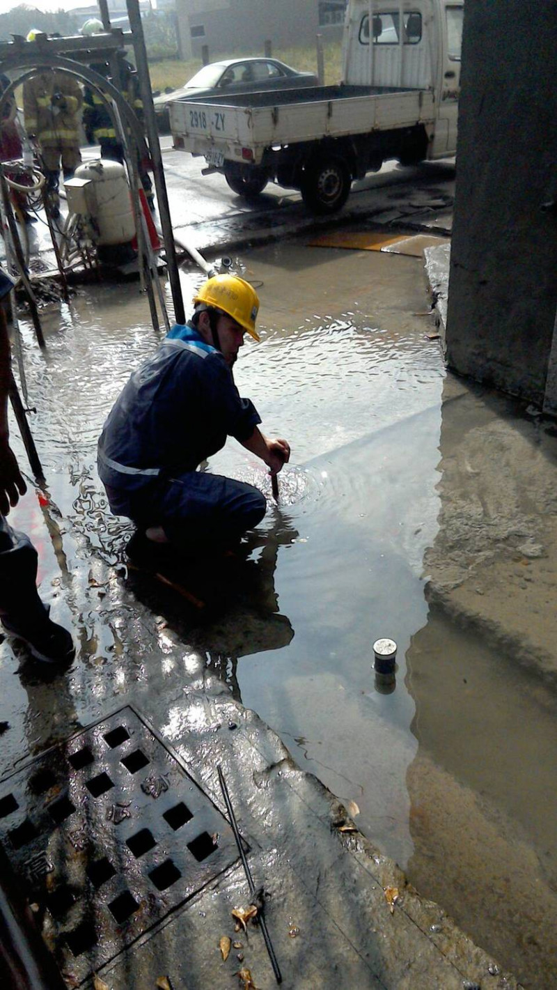 欣雄瓦斯公司人員趕緊到場修復管線。   圖：高雄市消防隊/提供