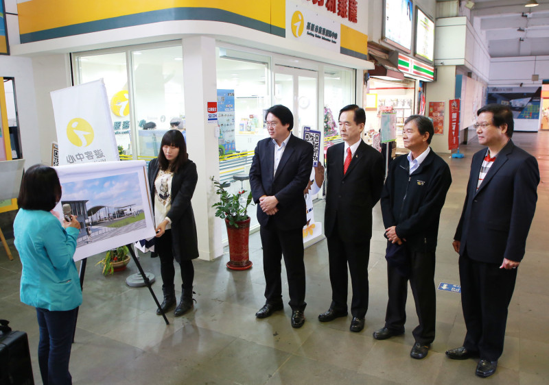 國光客運基隆站將拆除，為便利通勤族，國光客運公司規劃於火車站舊站前建置臨時候車亭。左三為國光客運副董事長王應傑。   圖：基隆市政府 / 提供