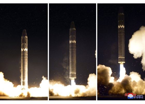 NHK新聞網站及NHK新聞．防災app發布「北韓疑似發射飛彈」快訊，但幾分鐘後就更正，圖為北韓去年11月29稱在金正恩的指導下，成功試射了「火星-15型」洲際彈道飛彈。   圖 : 取自北韓勞動新聞網站www.rodong.rep.kp