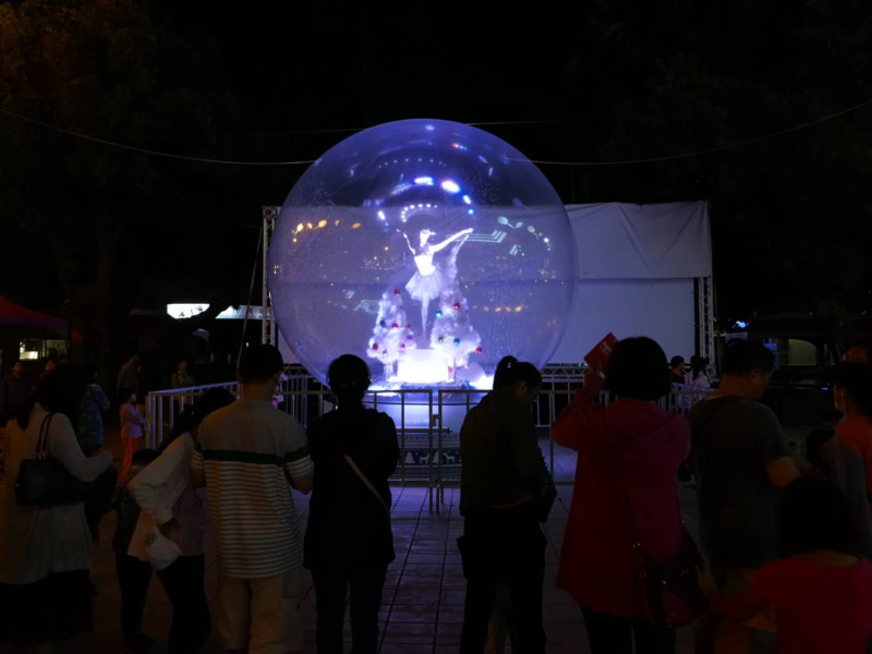 屏東公園今年的聖誕主燈「浪漫水晶球」。   圖：屏東縣政府/提供