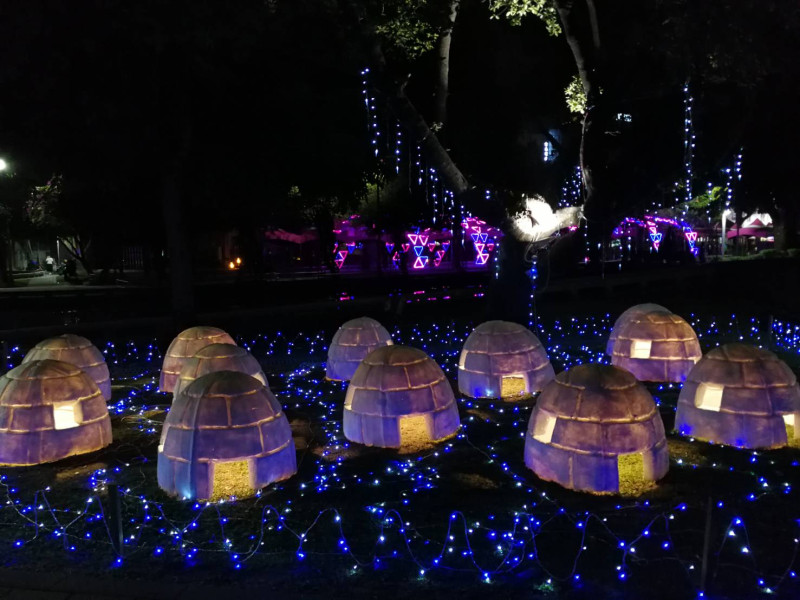 屏東公園今年的聖誕燈飾「冰屋村」。   圖：屏東縣政府/提供