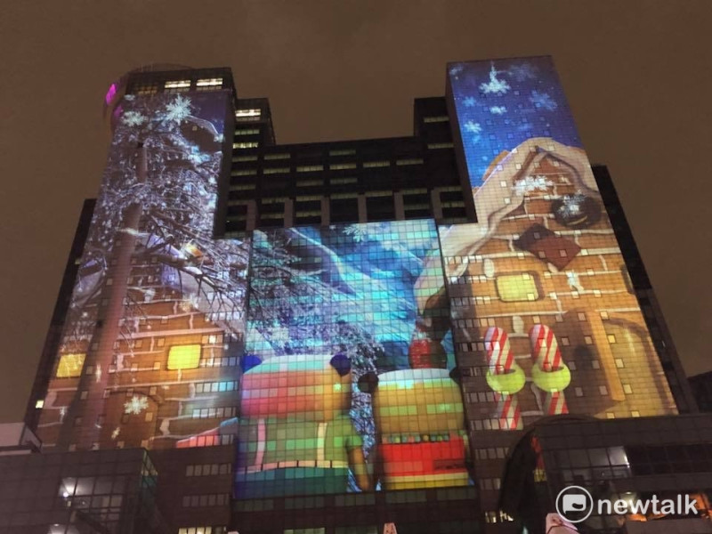 新北歡樂耶誕城，光雕投影，結合3D立體動畫，整座33樓高的新北市政府大樓，在夜幕投影下，變身變形金剛、移動城堡   圖：陳奕/攝