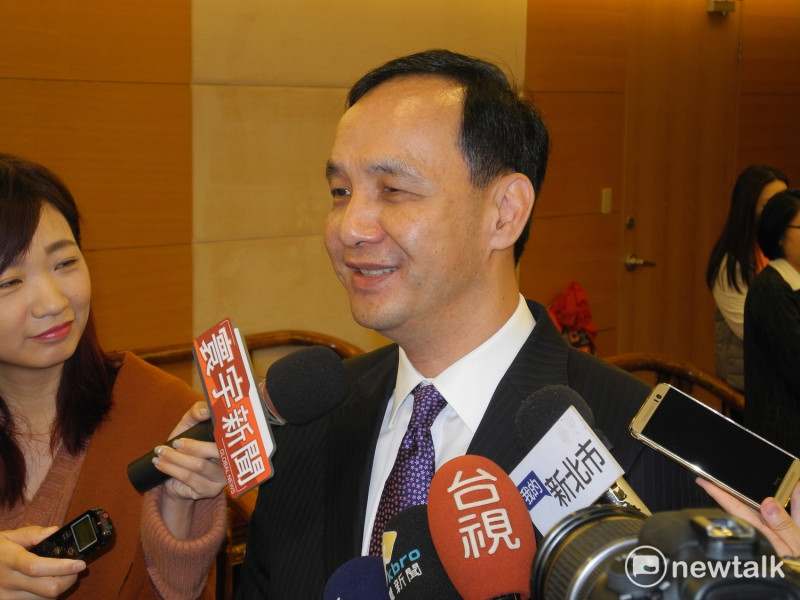 新北市長朱立倫批評洪耀福分化、離間國民黨，還面露微笑，以語助詞「嘖！」反酸「執政黨要提昇一下，多一點自信心。」   圖：王峻昌/攝