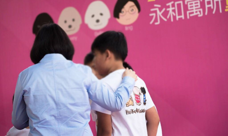 總統蔡英文1日在臉書po文為兒少儲蓄帳戶政策辯護。   圖：蔡英文臉書