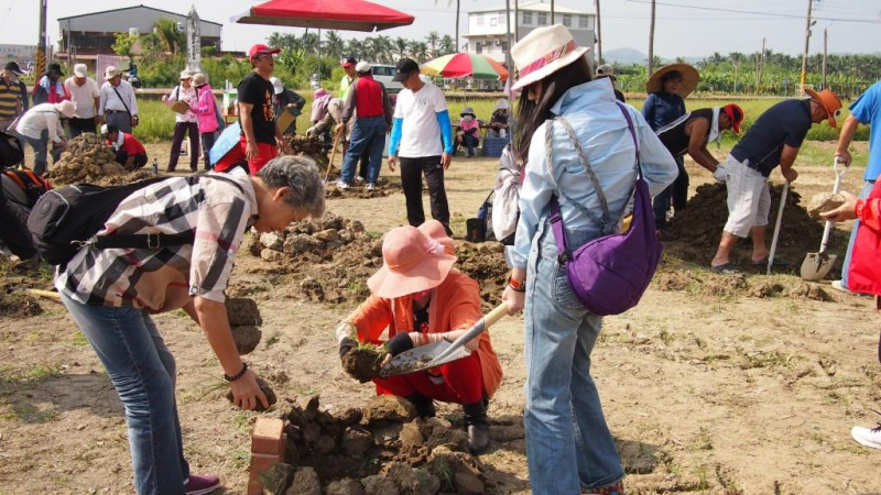 報名參加的朋友可以在瓜瓜節享受焢窯的樂趣。   圖：高雄市農業局提供