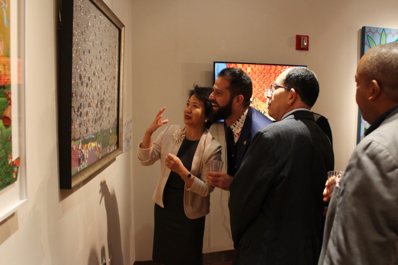 台北經濟文化辦事處徐儷文大使(左一)與來賓欣賞參展作品。   圖：文化部／提供