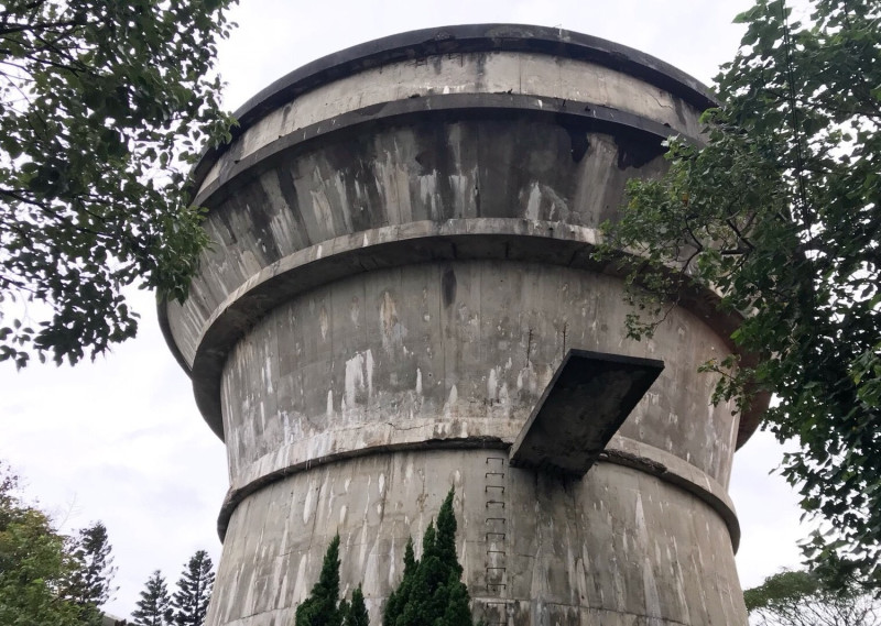 大園國小的大水塔過去是台水公司的尖山配水池，數十年來已形成當地地標，是很多大園鄉親的共同記憶。   圖：桃園市政府/提供
