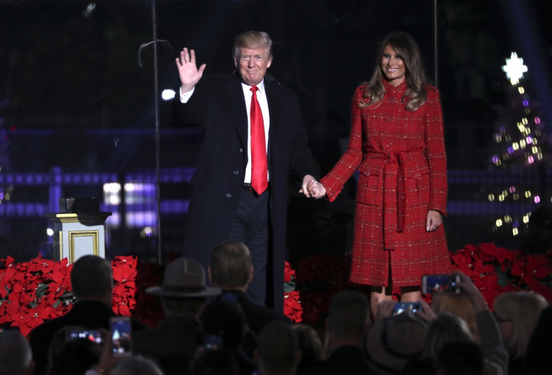 白宮耶誕點燈儀式，川普負責倒數計時，第一夫人梅蘭妮亞（Melania Trump）按紐點亮國家耶誕樹，巨大的耶誕樹散發出金色光芒和銀色星光。   圖: 達志影像 /美聯社
