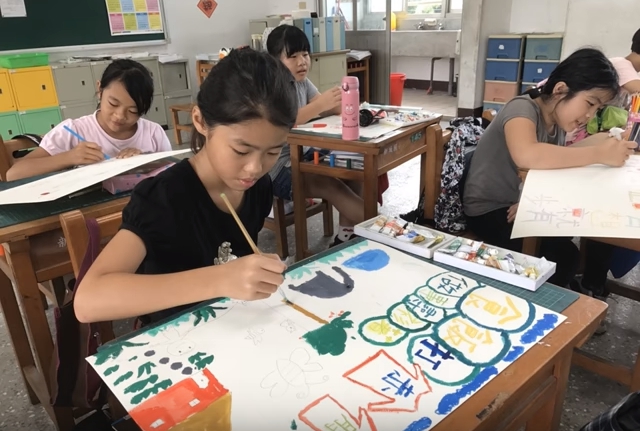青年團隊結合新城國小校長及師生，共同舉辦一系列的客家體驗活動，透過彩繪教學，提升孩童對在地客家文化的認識與認同。   圖：取自YouTube