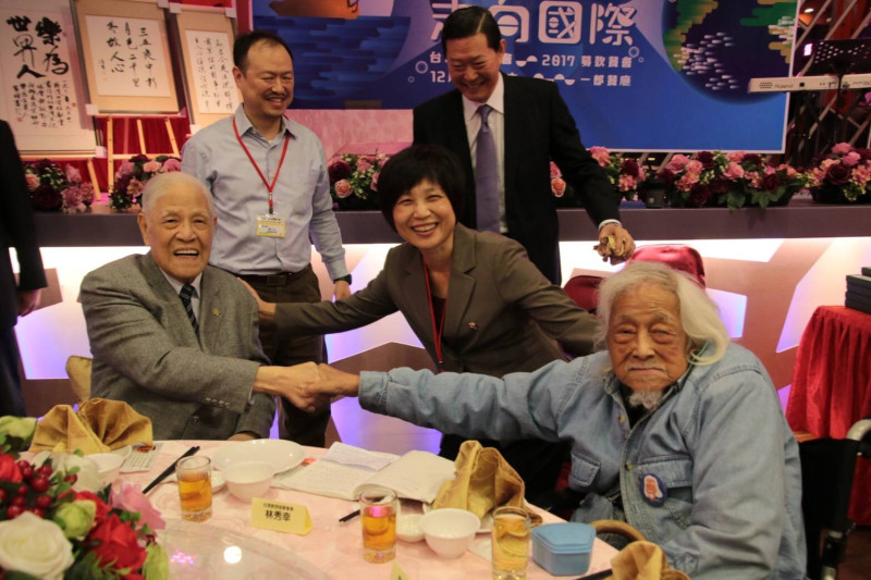前總統李登輝與獨派大老史明握手致意。   圖：台灣教授協會/提供