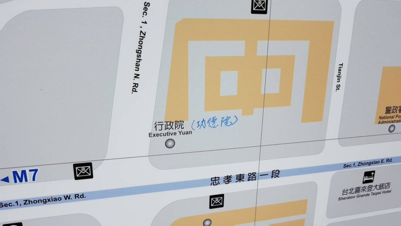 李姓男子從捷運站一路到台鐵管轄區塗改「台北車站周邊導覽圖」。   圖：台鐵提供