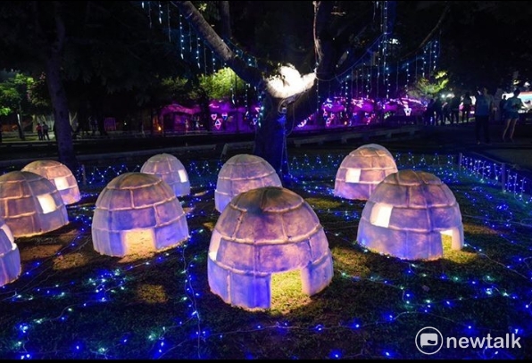 屏東公園今年的聖誕燈飾「冰屋村」。   圖：屏東縣政府/提供