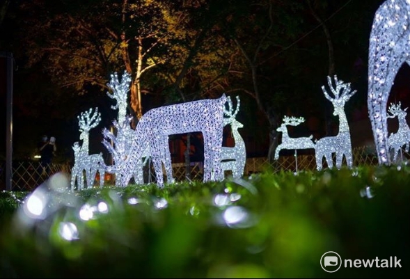 此次聖誕燈飾主軸為「在南國遇見北國光景」，設計團隊運用近年流行的北歐風元素，將歐洲國家聖誕節慶佈置融合在屏東公園裡。   圖：屏東縣政府/提供