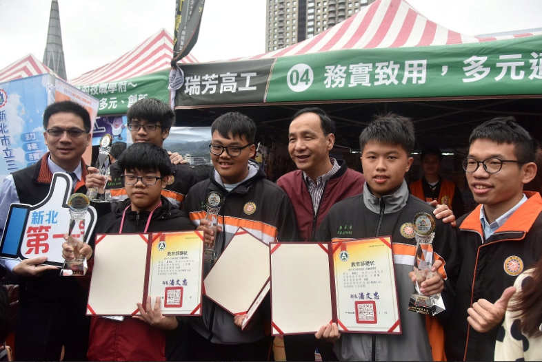 朱立倫鼓勵新北學子在地就學,也誠摯邀請市民朋友來參觀博覽會,了解各校辦學特色。 圖:取自新北市政府